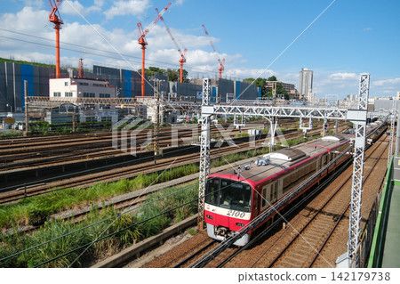 京濱急行線沿原花月園遊樂園舊址運行,該舊址目前正在進行重建。 京濱急行線沿原花月園遊樂園舊址運行,該舊址目前正在進行重建。 142179738