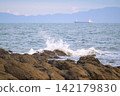白色海浪拍打著岩石海岸，展現出令人心曠神怡的海景。 142179830