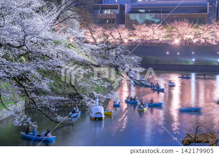 夜晚燈光照耀下的櫻花,以及千鳥淵護城河上漂浮的船隻,構成了一幅奇幻的景象。 夜晚燈光照耀下的櫻花,以及千鳥淵護城河上漂浮的船隻,構成了一幅奇幻的景象。 142179905