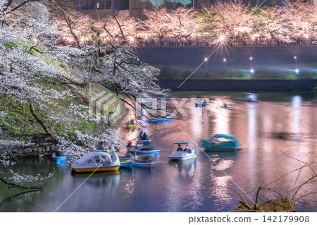 夜晚燈光照耀下的櫻花,以及千鳥淵護城河上漂浮的船隻,構成了一幅奇幻的景象。 夜晚燈光照耀下的櫻花,以及千鳥淵護城河上漂浮的船隻,構成了一幅奇幻的景象。 142179908