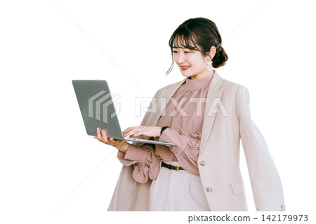 帶筆記型電腦的時尚女性/設計師/女商人 帶筆記型電腦的時尚女性/設計師/女商人 142179973