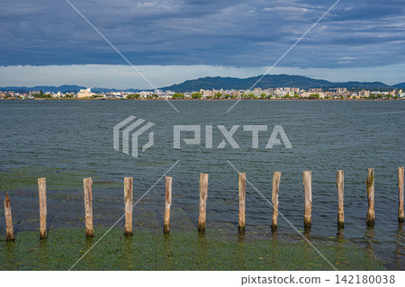 滋賀縣大津市琵琶湖的夏季風景 滋賀縣大津市琵琶湖的夏季風景 142180038