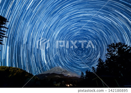 From Mizugatsuka Park, you can see wintery Mt. Fuji and the trails of stars revolving around the North Star. From Mizugatsuka Park, you can see wintery Mt. Fuji and the trails of stars revolving around the North Star. 142180895