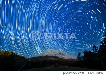 From Mizugatsuka Park, you can see wintery Mt. Fuji and the trails of stars revolving around the North Star. From Mizugatsuka Park, you can see wintery Mt. Fuji and the trails of stars revolving around the North Star. 142180897