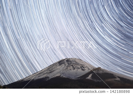 From Mizugatsuka Park, you can see wintery Mt. Fuji and the trails of stars revolving around the North Star. From Mizugatsuka Park, you can see wintery Mt. Fuji and the trails of stars revolving around the North Star. 142180898