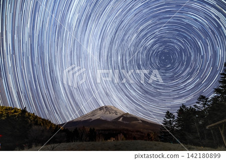 從水塚公園可以看到冬天的富士山和圍繞北極星的繁星軌跡。 從水塚公園可以看到冬天的富士山和圍繞北極星的繁星軌跡。 142180899