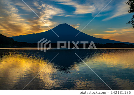 Summer in Fujinomiya City: The rising sun over Mount Fuji reflected in Lake Tanuki. 142181186