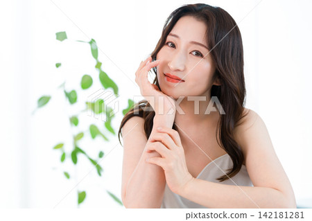 Beauty, hair care, skincare, and makeup images for middle-aged Asian women Beauty, hair care, skincare, and makeup images for middle-aged Asian women 142181281