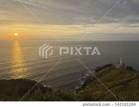海、日落和燈塔 海、日落和燈塔 142181284