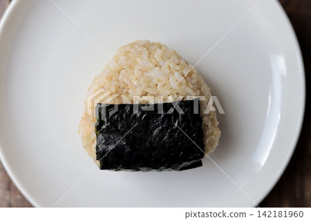 Triangular rice balls made with brown rice from Akita Komachi rice. 142181960
