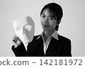 一位戴著口罩的女上班族照片（黑白照片） 142181972