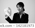 一位戴著口罩的女上班族照片（黑白照片） 142181973