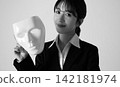 一位戴著口罩的女上班族照片（黑白照片） 142181974