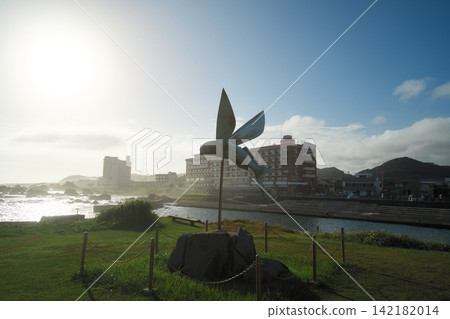 野島崎燈塔附近海邊矗立著一座飛魚紀念碑,以及港口小鎮的晨景。 野島崎燈塔附近海邊矗立著一座飛魚紀念碑,以及港口小鎮的晨景。 142182014