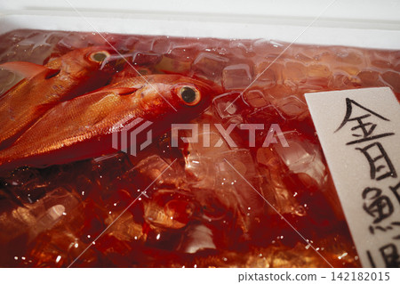 新鮮金鯛魚用冰塊包裝;新鮮魚肉裝在泡沫塑膠盒中。 新鮮金鯛魚用冰塊包裝;新鮮魚肉裝在泡沫塑膠盒中。 142182015