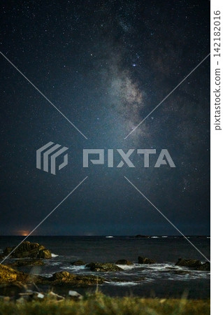 千葉縣白濱:夜晚,銀河和繁星點點的夜空在岩石海岸上空閃耀。 千葉縣白濱:夜晚,銀河和繁星點點的夜空在岩石海岸上空閃耀。 142182016