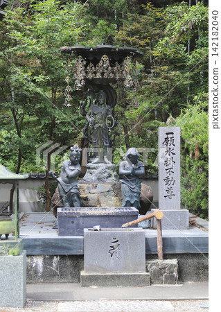 一岩水掛地藏像位於極樂寺寧靜的場地內,極樂寺是四國 88 寺巡禮的第二座寺廟,也稱為日勝山無量壽院。 一岩水掛地藏像位於極樂寺寧靜的場地內,極樂寺是四國 88 寺巡禮的第二座寺廟,也稱為日勝山無量壽院。 142182040