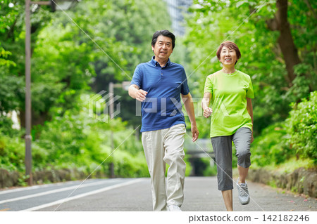 一對老年夫婦外出散步 一對老年夫婦外出散步 142182246