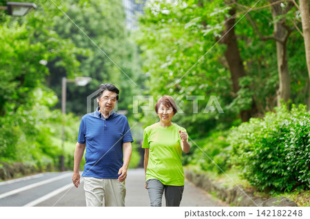 一對老年夫婦外出散步 一對老年夫婦外出散步 142182248