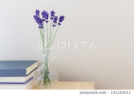 A life with lavender flowers and books: Natural interior design A life with lavender flowers and books: Natural interior design 142182611