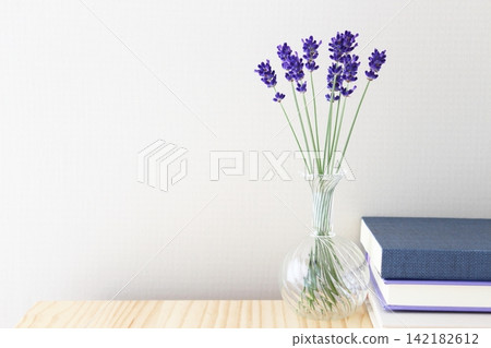 A life with lavender flowers and books: Natural interior design A life with lavender flowers and books: Natural interior design 142182612