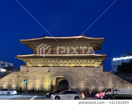 首爾東大門燈火輝煌的夜景 首爾東大門燈火輝煌的夜景 142182893