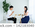 年輕男女正在吃簡餐 142183040