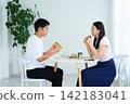 年輕男女正在吃簡餐 142183041
