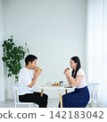 年輕男女正在吃簡餐 142183042
