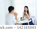 年輕男女正在吃簡餐 142183043