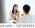 年輕男女正在吃簡餐 142183044