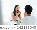 年輕男女正在吃簡餐 142183045