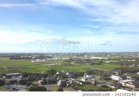 從九十九里海岸上方眺望千葉縣旭市中谷里和足川地區的鄉村和城鎮景觀,面向太平洋。 從九十九里海岸上方眺望千葉縣旭市中谷里和足川地區的鄉村和城鎮景觀,面向太平洋。 142183240