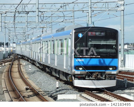 一列由5節車廂組成的60,000系列列車正在東武都市公園線上運行(在野田市站拍攝)。 一列由5節車廂組成的60,000系列列車正在東武都市公園線上運行(在野田市站拍攝)。 142183495