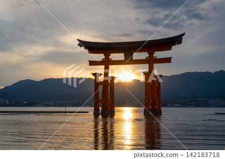 Famous red torii gate of Itsukushima shrine at sunset in Miyajima, Japan Famous red torii gate of Itsukushima shrine at sunset in Miyajima, Japan 142183718