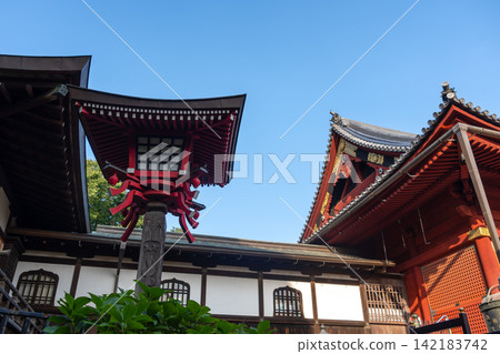Gojoten Hanazono Inari Shrine architecture in Ueno, Tokyo, Japan Gojoten Hanazono Inari Shrine architecture in Ueno, Tokyo, Japan 142183742