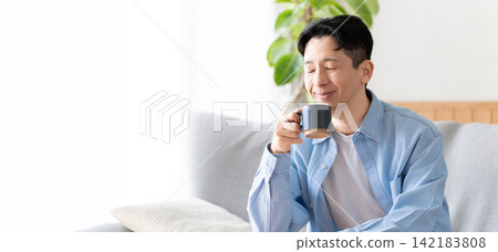一個男人放鬆地喝咖啡 一個男人放鬆地喝咖啡 142183808
