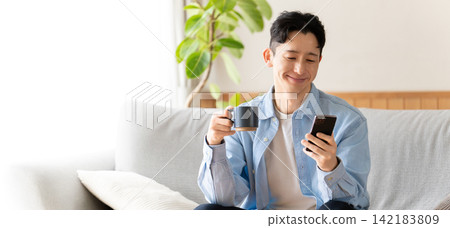喝咖啡時使用智能手機的人 喝咖啡時使用智能手機的人 142183809