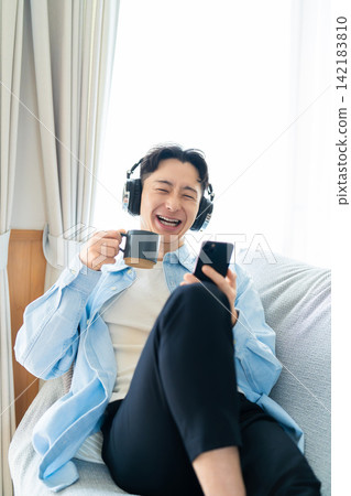 喝咖啡時使用智能手機的人 喝咖啡時使用智能手機的人 142183810
