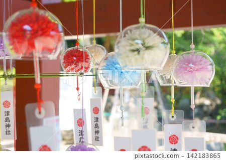 Five flower wind chimes displayed at the purification fountain of Tsushima Shrine. Five flower wind chimes displayed at the purification fountain of Tsushima Shrine. 142183865