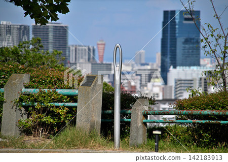 神戶「針眼」景點(觀景點標誌:可欣賞神戶典型景色的風景名勝,海賀山公園31號) 神戶「針眼」景點(觀景點標誌:可欣賞神戶典型景色的風景名勝,海賀山公園31號) 142183913