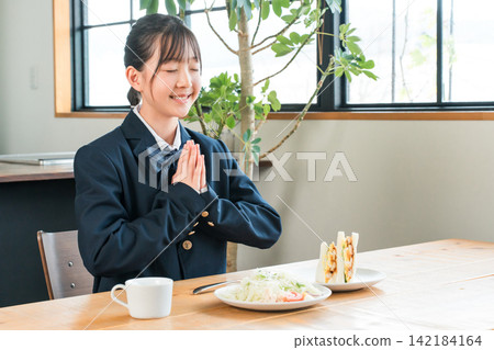 國中生、高中生、學生、小學生女孩（成長中）吃早餐或午餐三明治 142184164