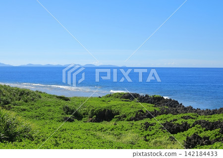 從沖繩的邊戶岬可以遠眺蔚藍大海對岸的眾多島嶼。 142184433