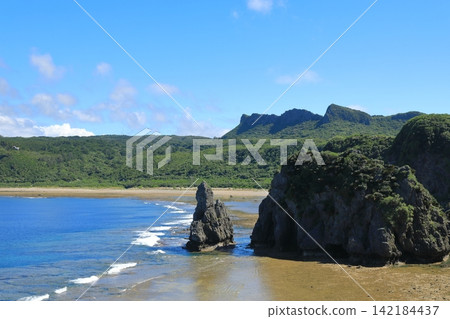 沖繩島最北端邊戶岬的海岸線風景優美。 沖繩島最北端邊戶岬的海岸線風景優美。 142184437