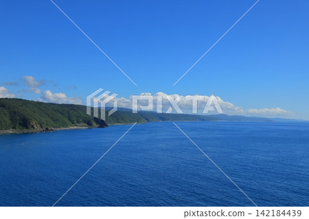 從沖繩茅內坂田眺望美麗的深藍色大海。 從沖繩茅內坂田眺望美麗的深藍色大海。 142184439