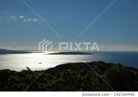 從沖繩六田原展望台可以欣賞到波光粼粼的大海的美麗景色。 從沖繩六田原展望台可以欣賞到波光粼粼的大海的美麗景色。 142184440