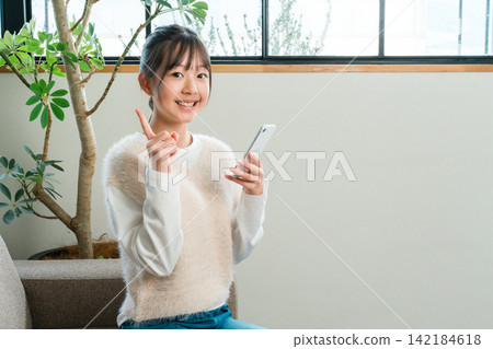 Smartphone, children looking at smartphone apps, girls, elementary school students, junior high school students, high school students Smartphone, children looking at smartphone apps, girls, elementary school students, junior high school students, high school students 142184618