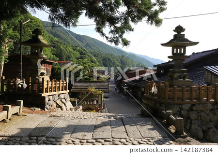 長野縣鹽尻市奈良井宿：從鎮陣神社看到的保存完好的歷史街區的古老街景。 142187384