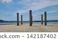 圓形石砌廣場和石柱俯瞰藍天大海的景觀（留白） 142187402