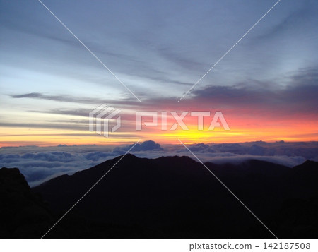 夏威夷,毛伊島,哈雷阿卡拉,哈雷阿卡拉國家公園,山頂,火山,日出,藍色時刻,魔法 夏威夷,毛伊島,哈雷阿卡拉,哈雷阿卡拉國家公園,山頂,火山,日出,藍色時刻,魔法 142187508